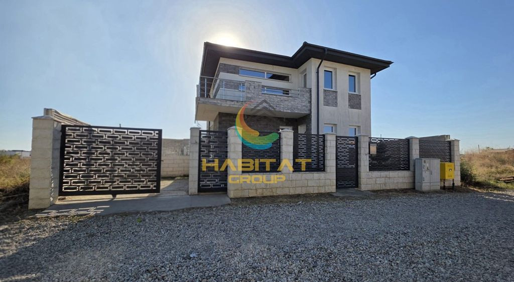Casă 4 camere, beci, pod izolat Velux, finisaje piatră și marmură