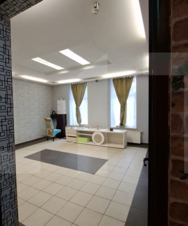 Spațiu comercial independent, 174 mp utili, curte 200 mp, a