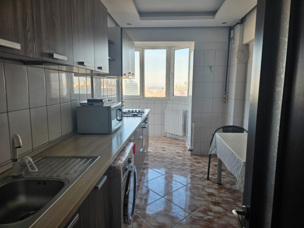 Apartament 3 camere, termen lung, situat in zona Campus-Cons