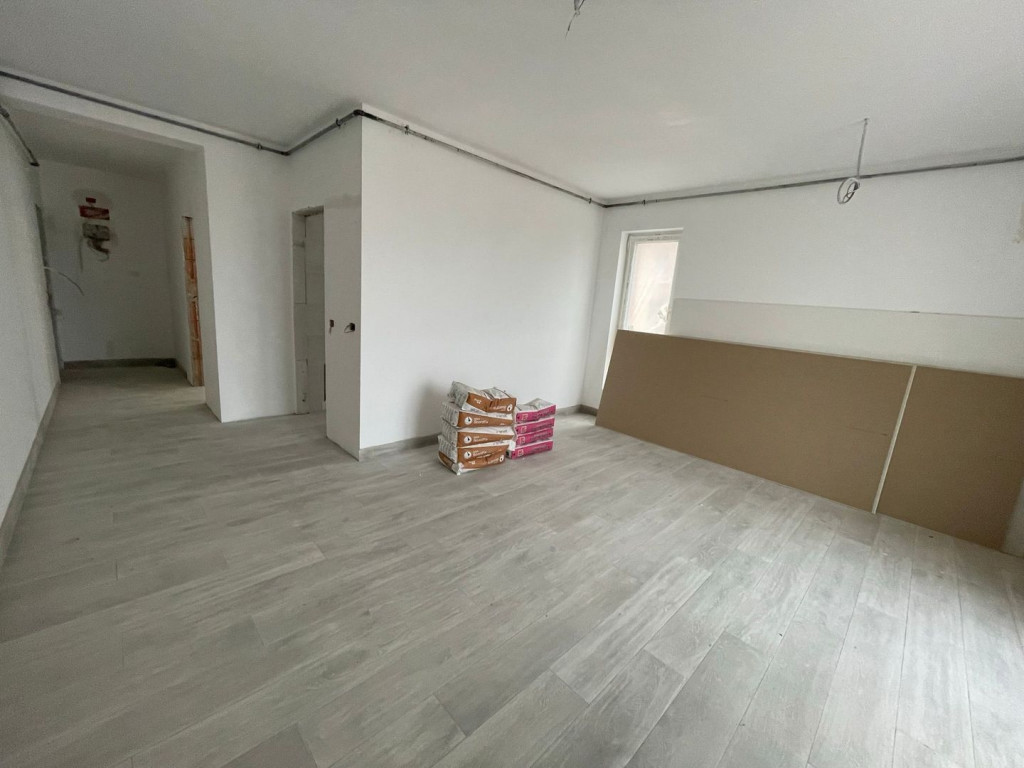 2 camere langa ESO | Decomandat | Bucatarie separata | Etaj