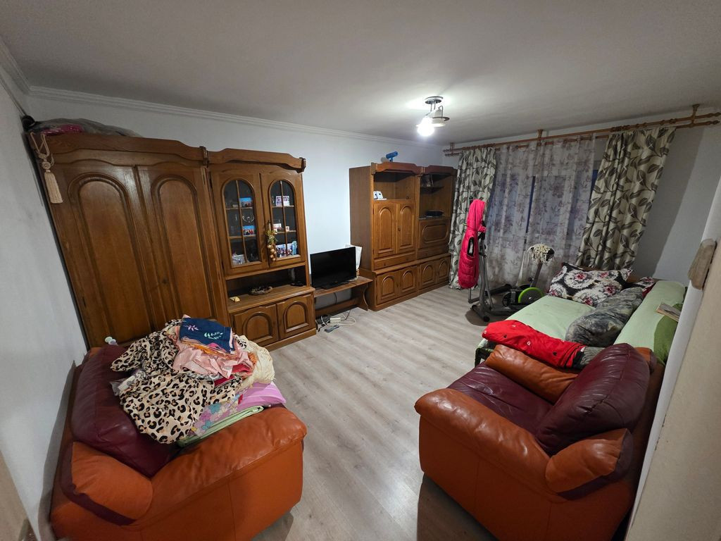 Apartament 3 camere zona Poarta 6