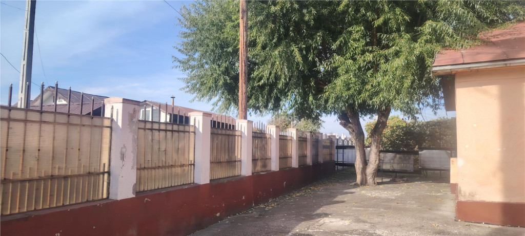 Casa cu 2 fronturi si pozitie foarte buna pe dn 1 A in Lipan