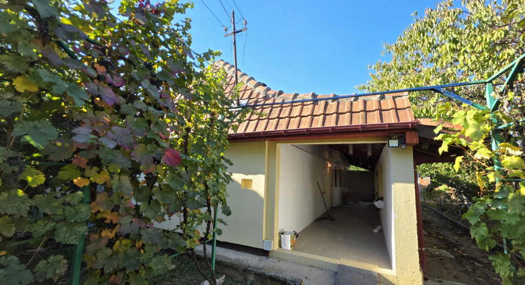 Casa individuala cu 4 camere, curte generoasa si anexa in Pl