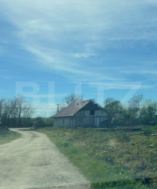 Teren intravilan, cu clădire , 800 mp, zona Pomi