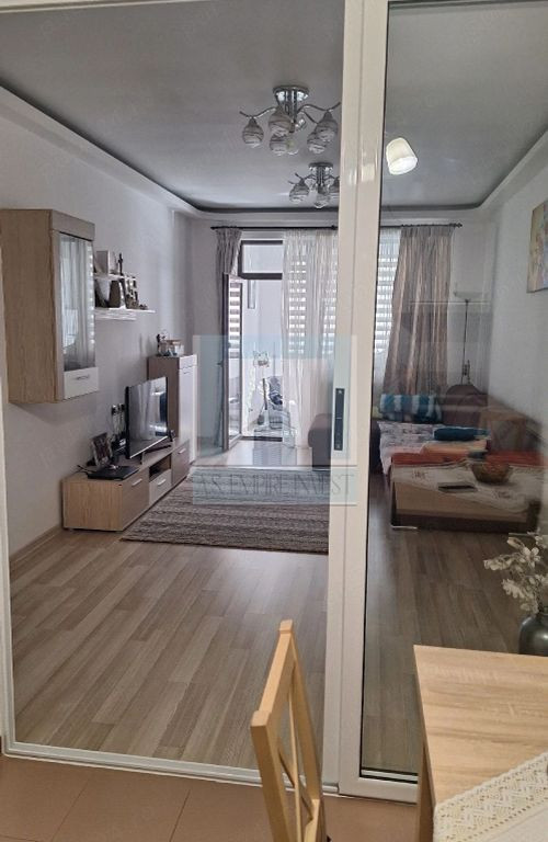 Vând apartament 3 camere decomandat-zona Tractorul/Isaran