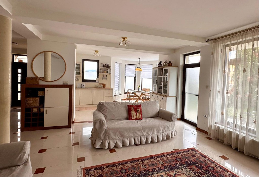 Casa duplex zona DR.Dumitri Vechi