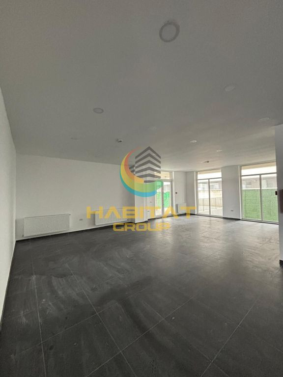 Spațiu comercial de aproximativ 400 mp, cu vitrină de 10 metri și acces dublu