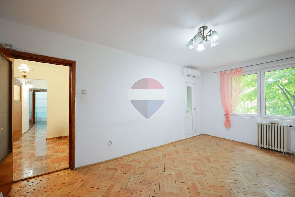 De vânzare apartament cu 3 camere, în zona Dacia