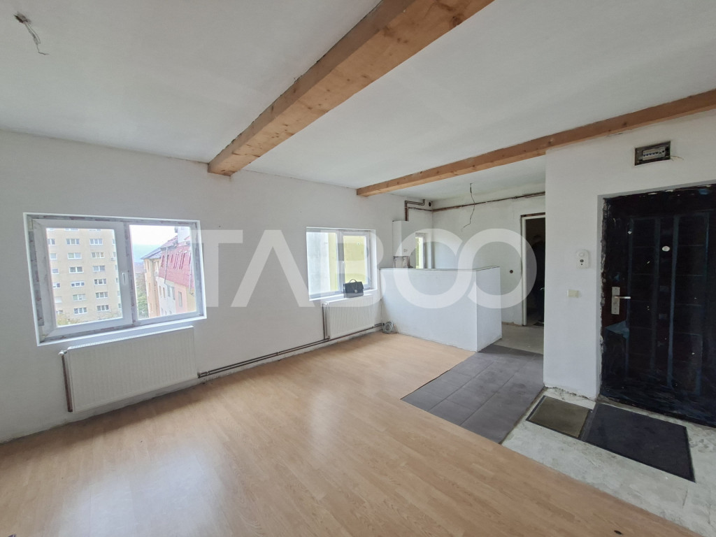 Apartament la mansarda de vanzare 3 camere Vasile Aaron