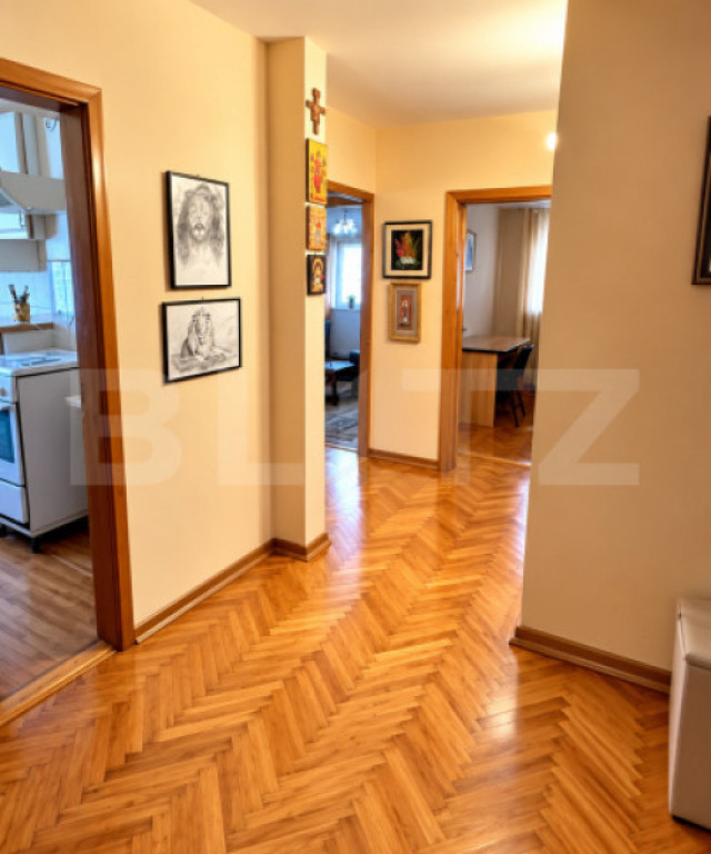 Apartament cu 3 camere DECOMANDAT, 73 mp cu balcon si 2 bai