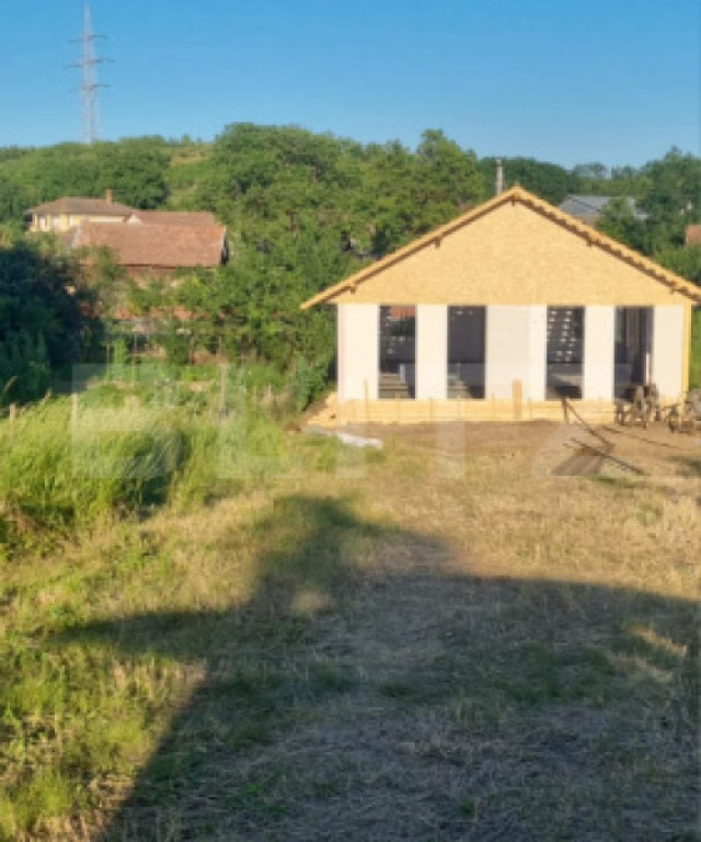 Casă în construcție pe structură metalică, cu proiect