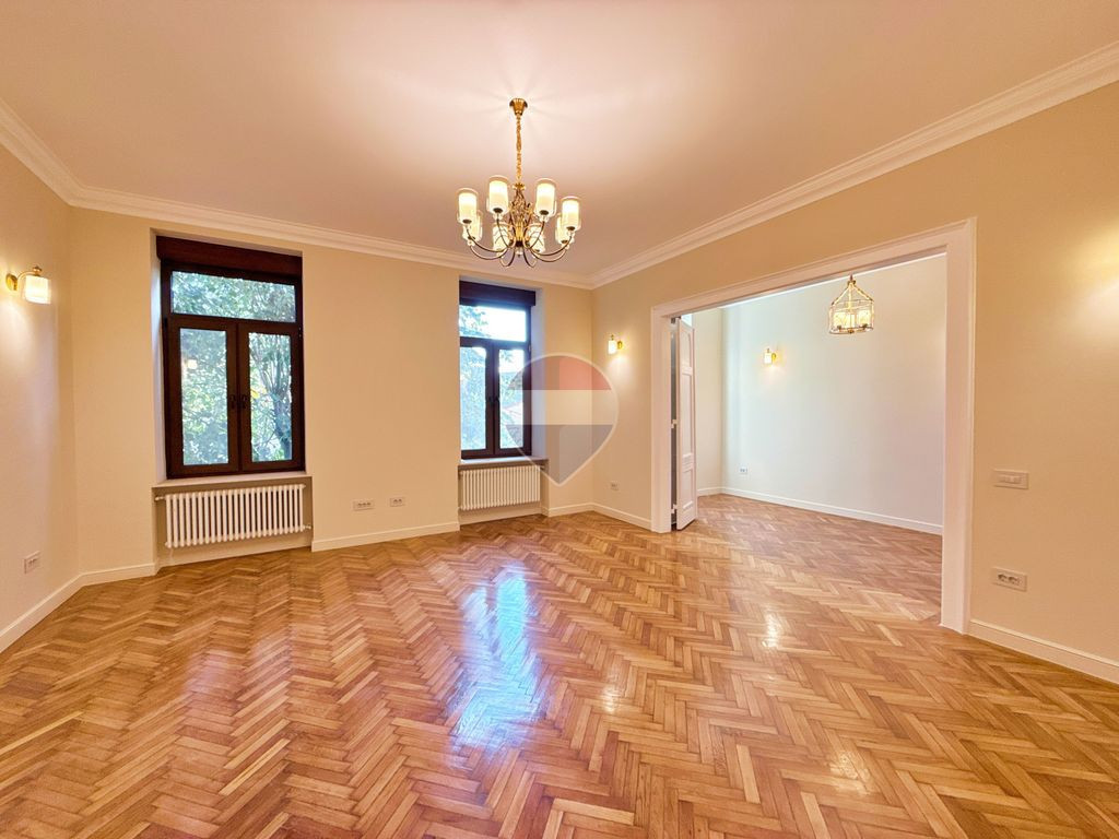 De vânzare apartament cu 3 camere, în centrul Aradului