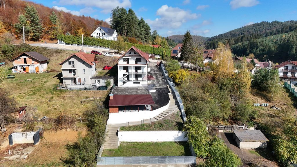 Casă / Vilă cu 15 camere de vânzare în zona Brebina