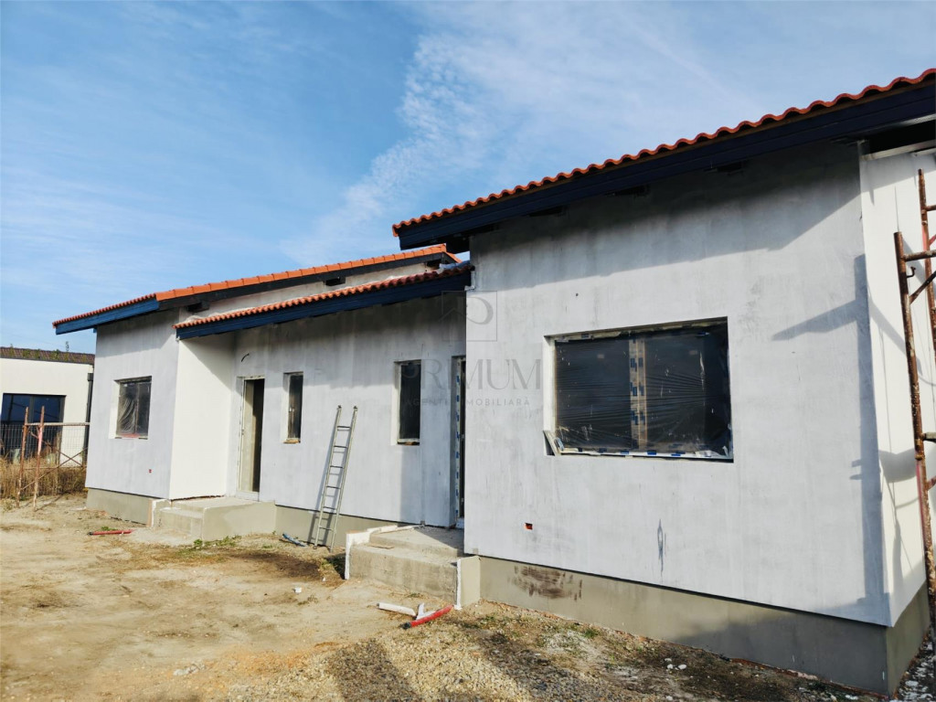 Duplex pe plan - canalizare - bucatarie inchisa - 3 bai