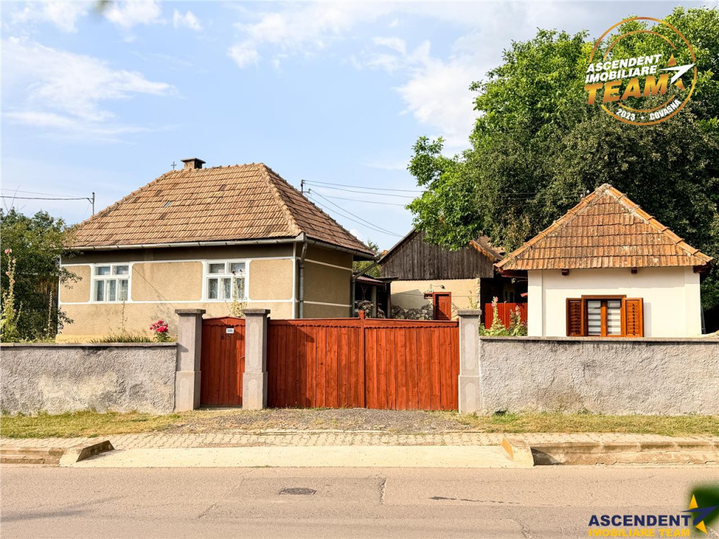 Casa cu teren de 1.315 mp, bucatarie de vara renovata, acces