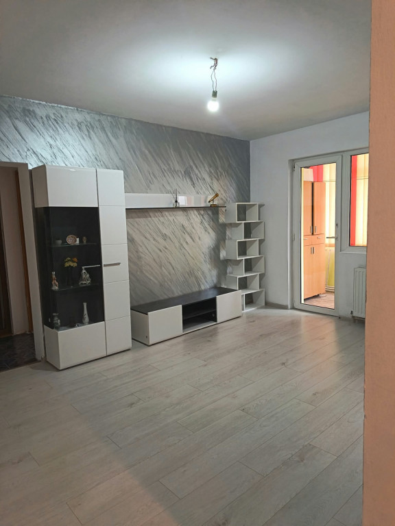 Apartament 3 camere, etaj intermediar, centrala proprie,zon
