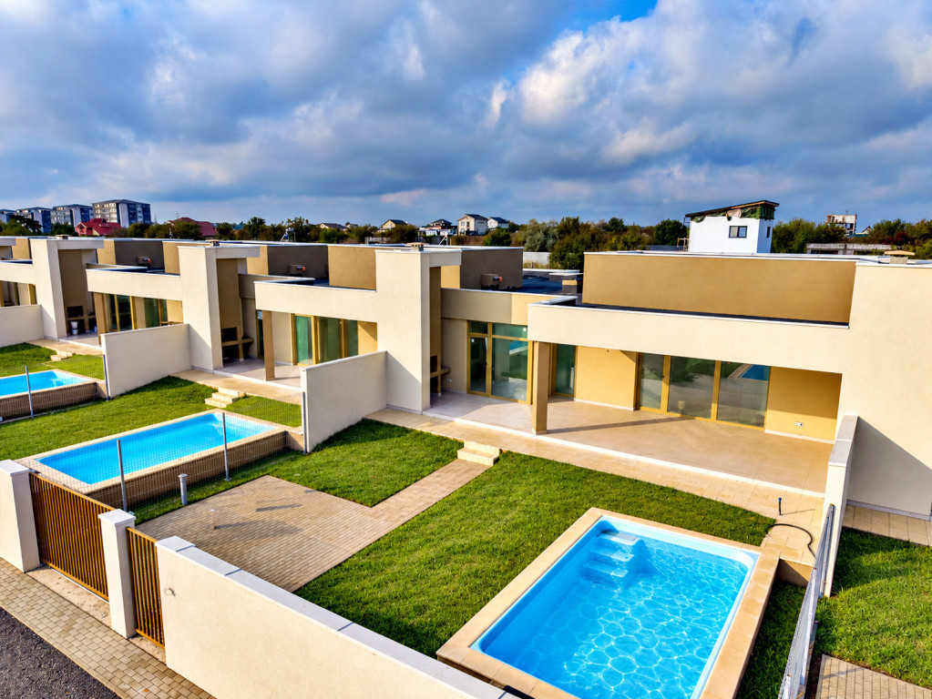 CASA TA LA MARE: PE PARTER, CU PISCINĂ PRIVATĂ! - Comision
