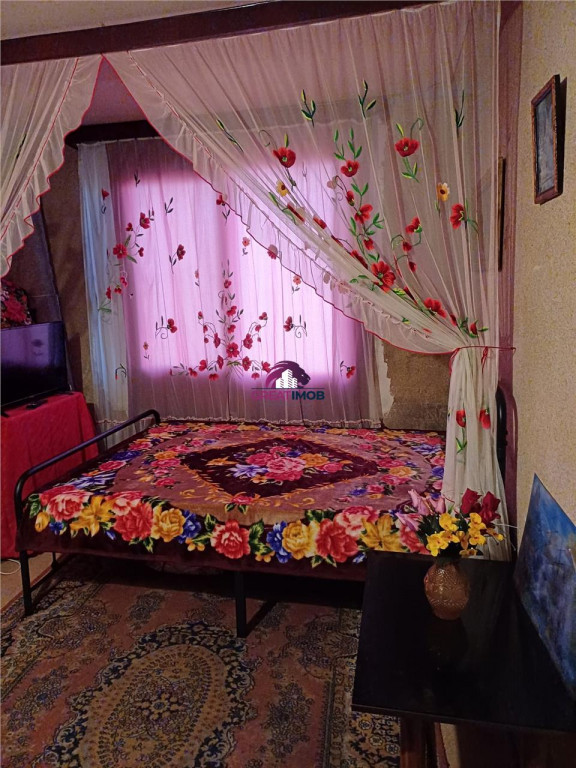 1 camera dintr-un apartament cu 3 camere.
