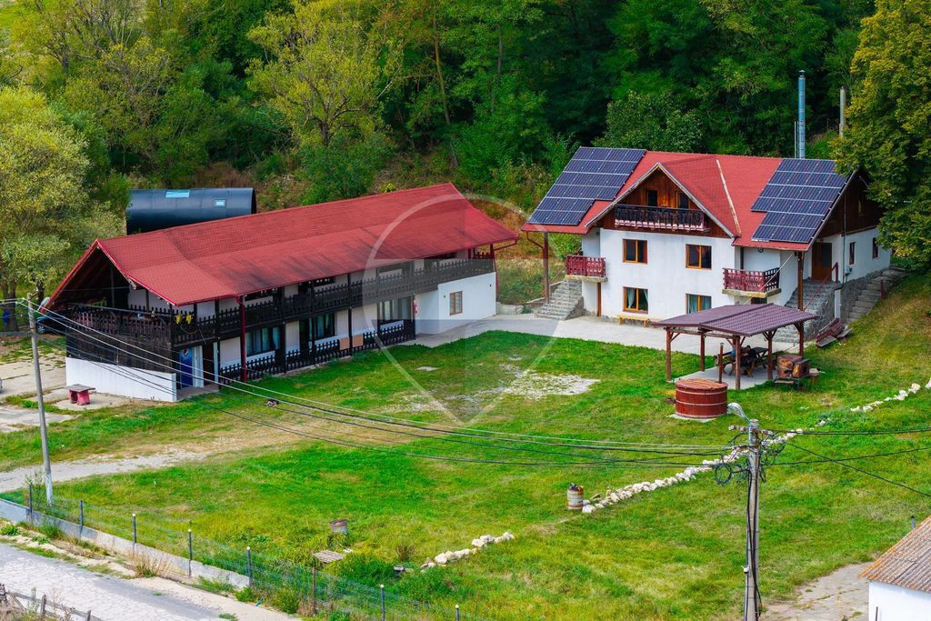 Pensiune cu spații multiple și potențial de dezvoltare - Zona Codlea