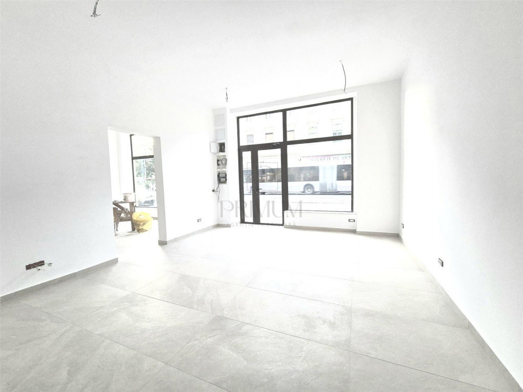 Spatiu comercial renovat cu vitrina - Semicentral
