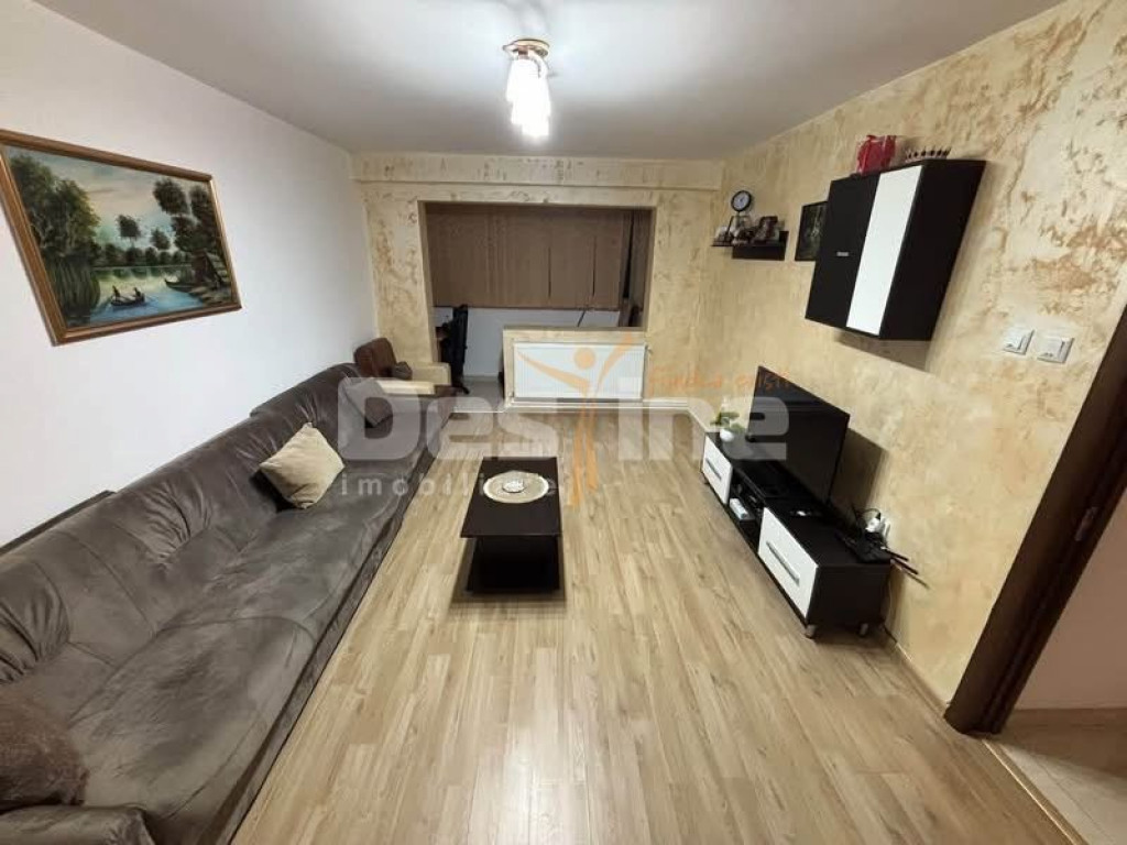 Apartament decomandat cu 2 camere de închiriat, zona Casa de Cultură,