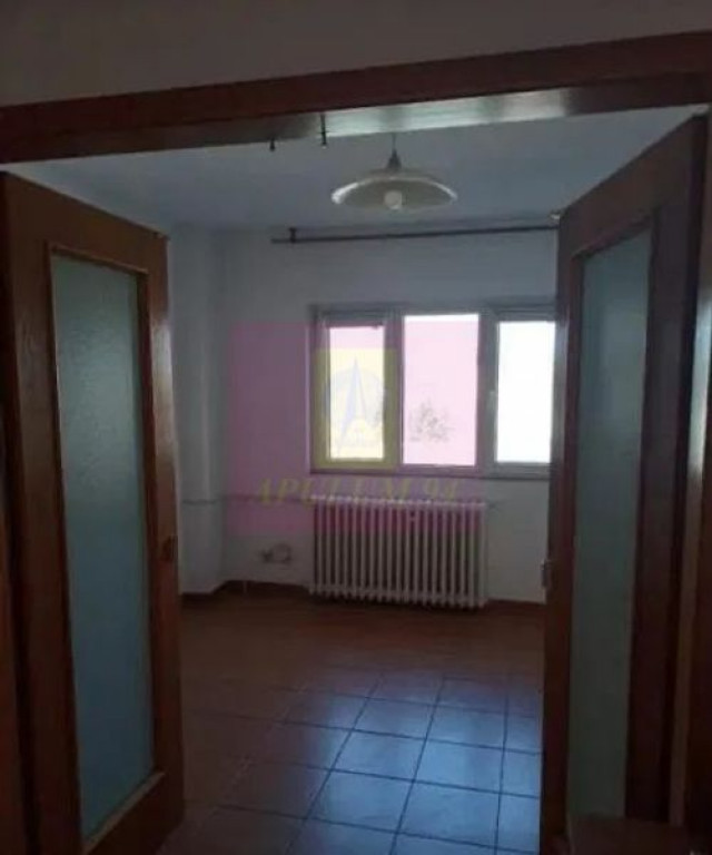Vanzare apartament 5 camere stradal in zona Piata Unirii-Sfanta Vineri
