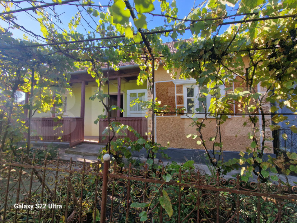 Casa batraneasca, cu gaz, teren de 1.000 mp in Berchiesu, co