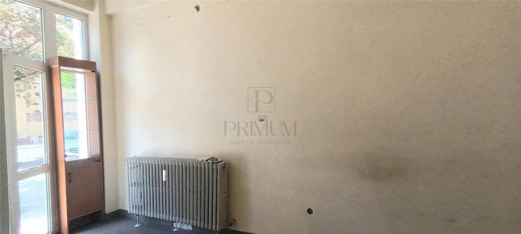 Spatiu comercial cu vitrina si vad pietonal - Central
