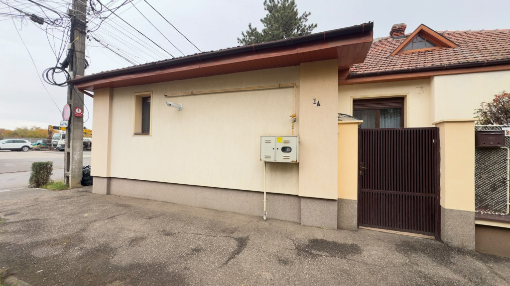 Casa individuala cu 4 camere, 2 fronturi stradale, zona Lipo