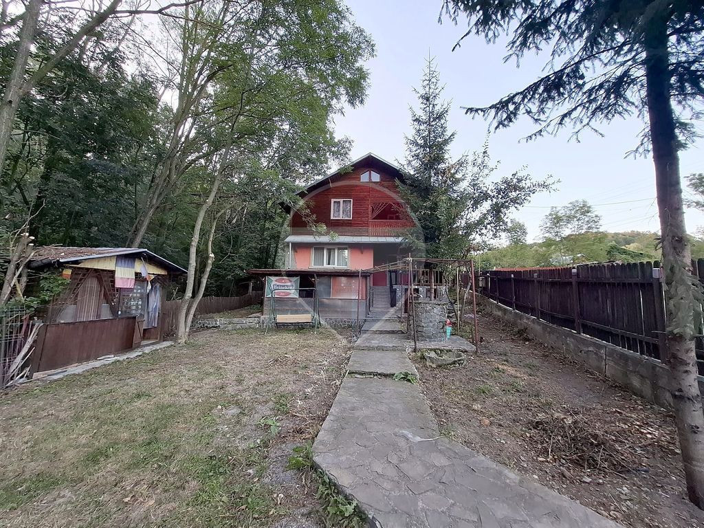Casă 7 camere, curte 826 mp și pârâu–Breaza, Campina, Provița, Prahova