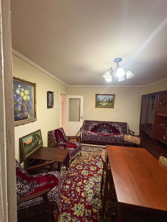 Apartament de 3 camere zona CODRUL COSMINULUI