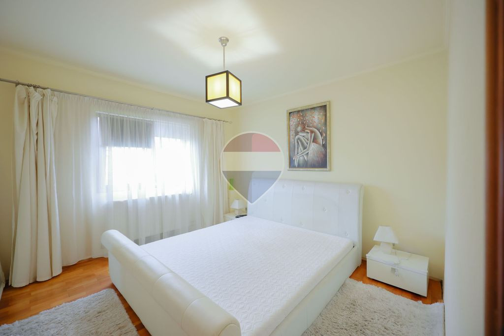 De vânzare apartament cu 3 camere, în zona Decebal
