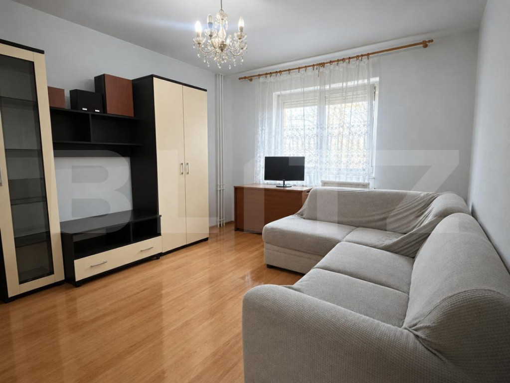 Ap. 3 camere, decomandat, mobilat, etaj intermediar, parcare