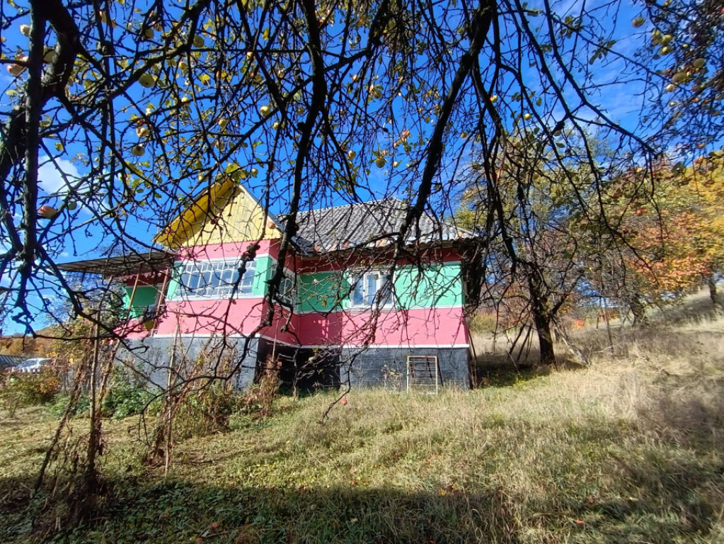 Casă cu teren generos de 40 ari și panoramă deosebită ?