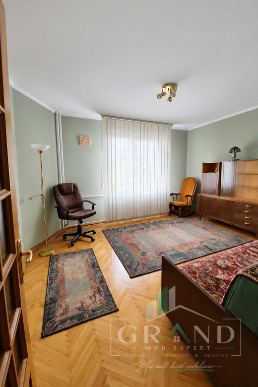 Casă individuală| 200 mp utili | 5 camere | Curte | 2 parc