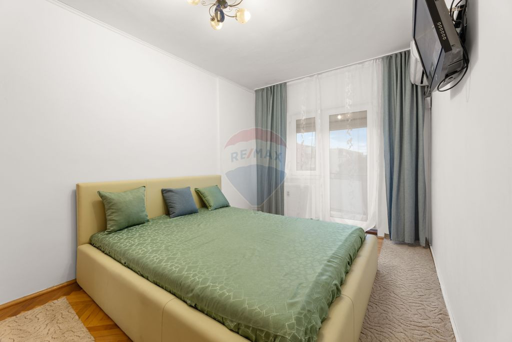Apartament 4 camere Micalaca + loc de parcare