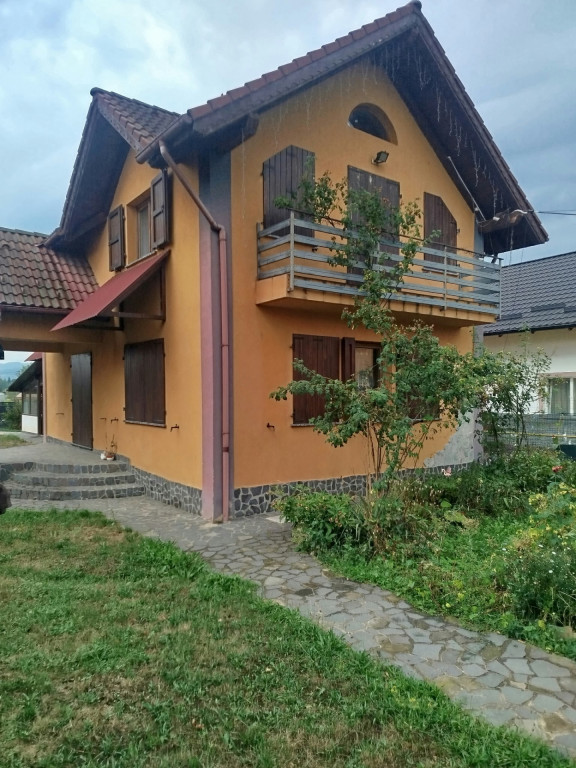 Casă renovată P+1 - 5 camere și teren generos de 1.300 mp