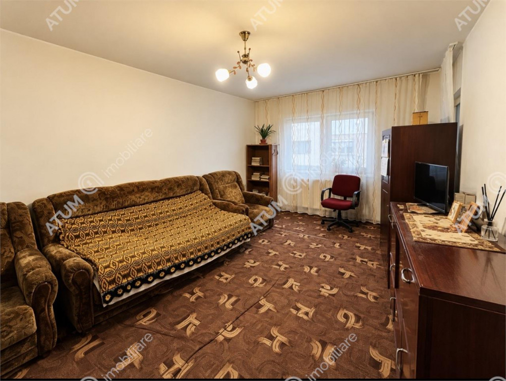 Apartament cu 2 camere decomandate si pivnita zona Semaforul