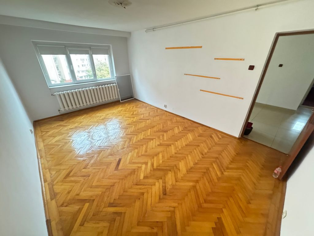 Apartament 2 camere zona Poarta 6 cu Centrala si Loc de Parcare