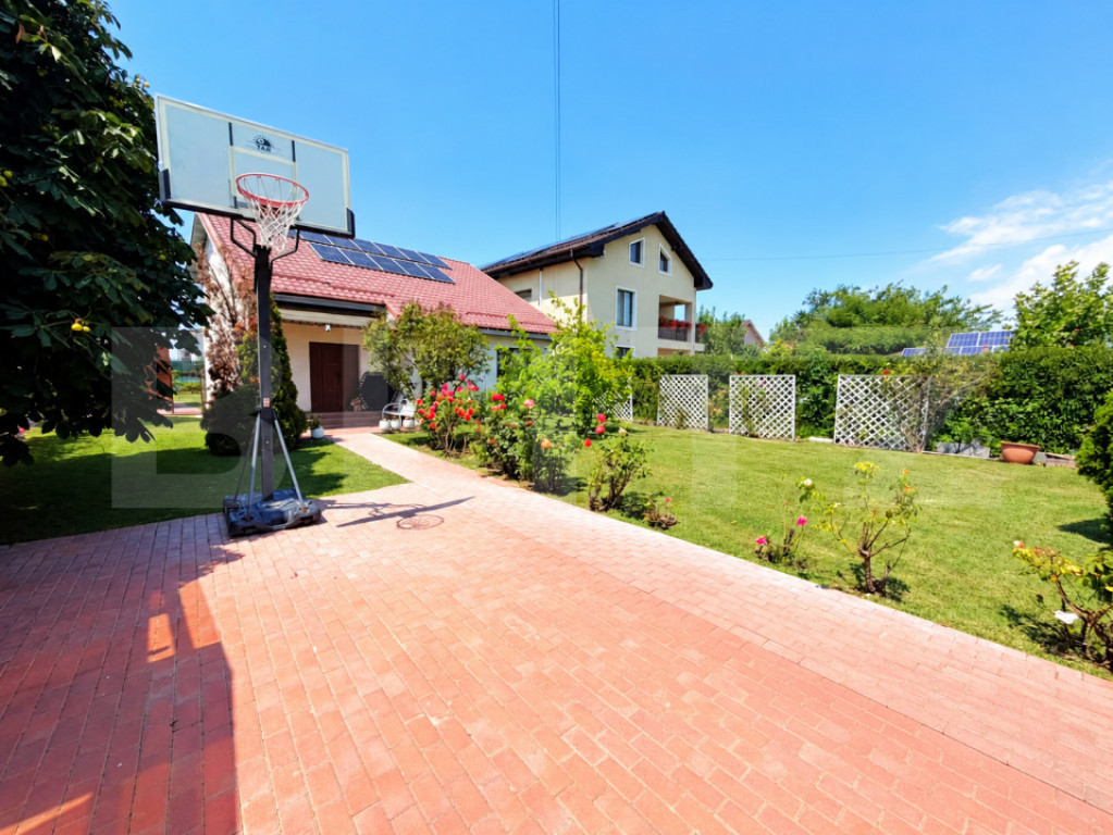 CASA cocheta P+1E, 155 mp+1000 mp teren,centru Carcea