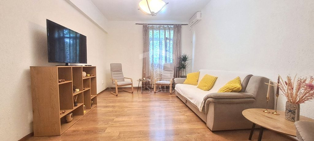 APARTAMENT DECOMANDAT - LUICA